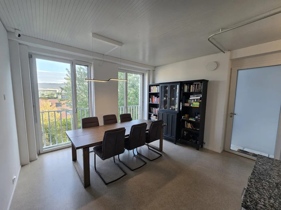 Ampio appartamento di 4,5 locali con balcone e vista a Dietikon