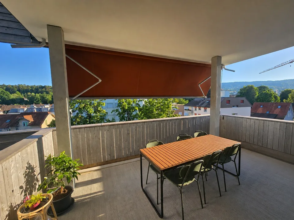 Ampio appartamento di 4,5 locali con balcone e vista a Dietikon