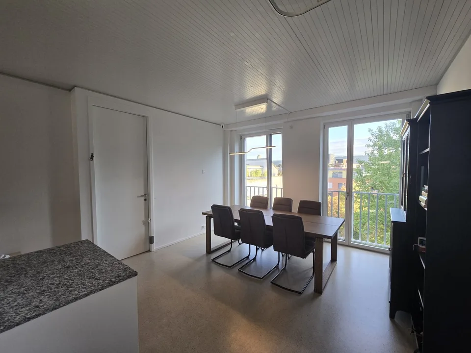 Ampio appartamento di 4,5 locali con balcone e vista a Dietikon