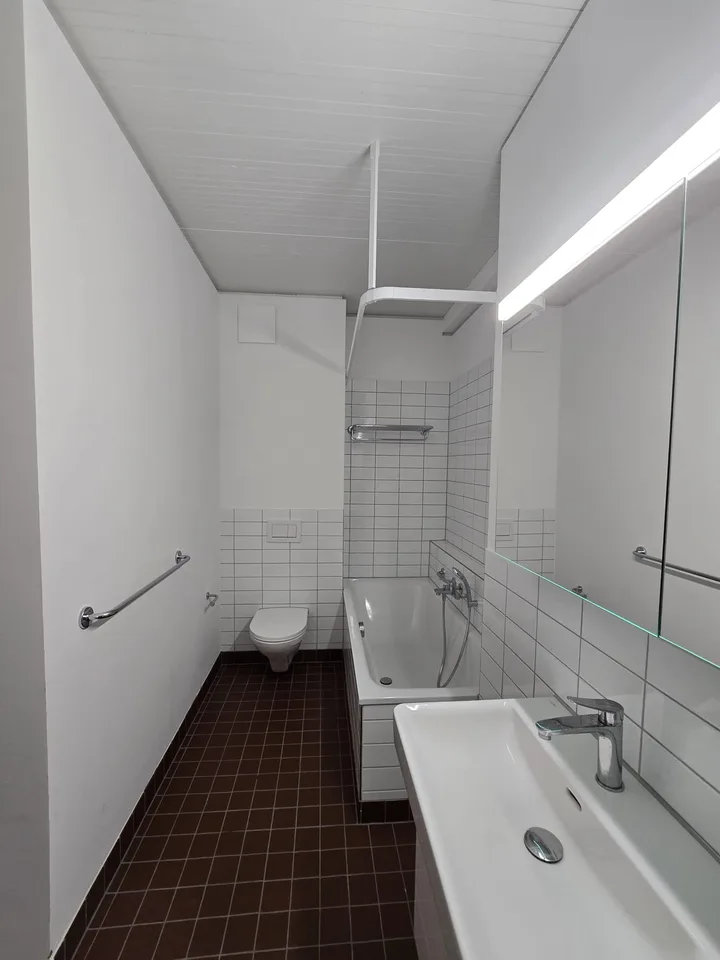 Ampio appartamento di 4,5 locali con balcone e vista a Dietikon