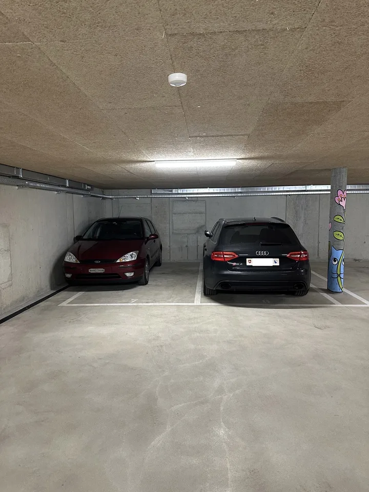 2 Parkplätze nebeneinander
