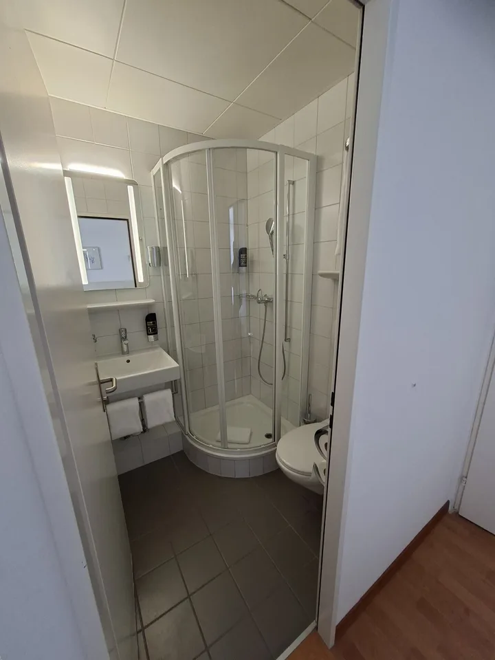 Möbliertes Zimmer mit eigenem Bad – alle Nebenkosten inklusive