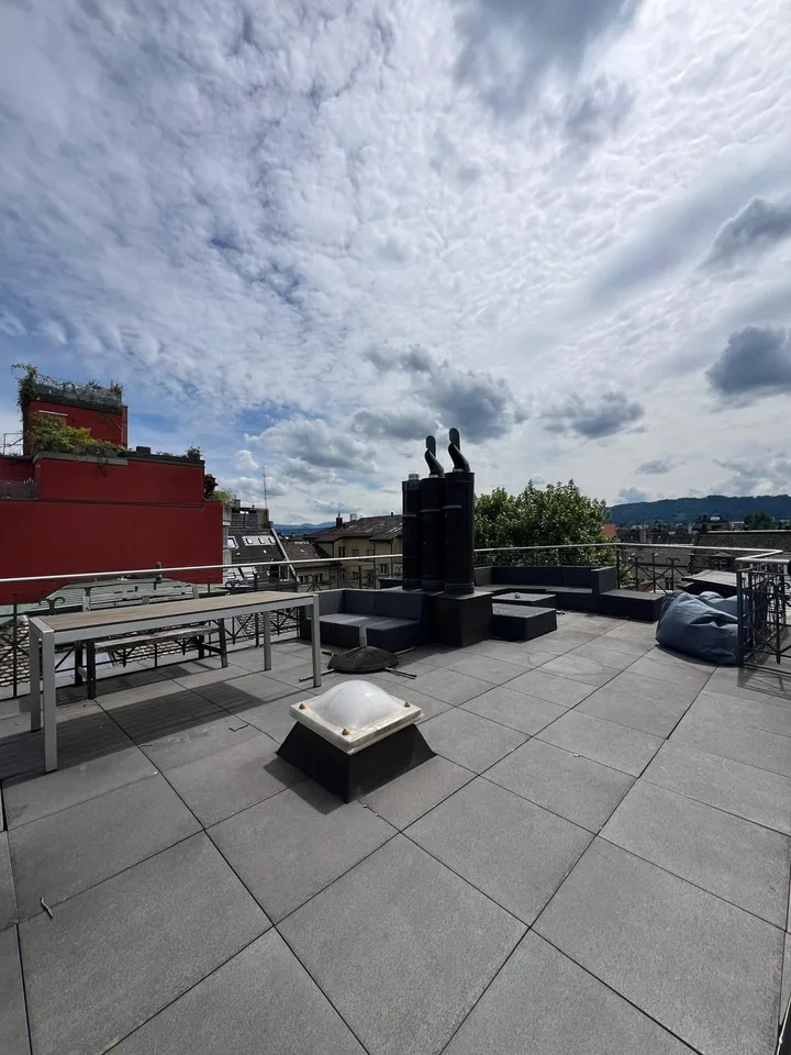 Open & bright 2.5br apartment in Seefeld from 1. Sept, 5min from Chinagarten, massive rooftop, CHF 2’850.- (incl. NK)