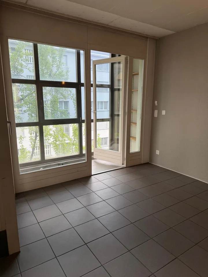 Open & bright 2.5br apartment in Seefeld from 1. Sept, 5min from Chinagarten, massive rooftop, CHF 2’850.- (incl. NK)