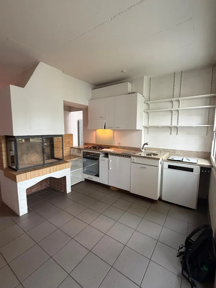 Open & bright 2.5br apartment in Seefeld from 1. Sept, 5min from Chinagarten, massive rooftop, CHF 2’850.- (incl. NK)