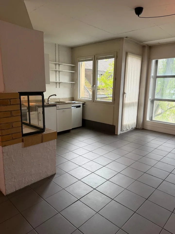 Open & bright 2.5br apartment in Seefeld from 1. Sept, 5min from Chinagarten, massive rooftop, CHF 2’850.- (incl. NK)