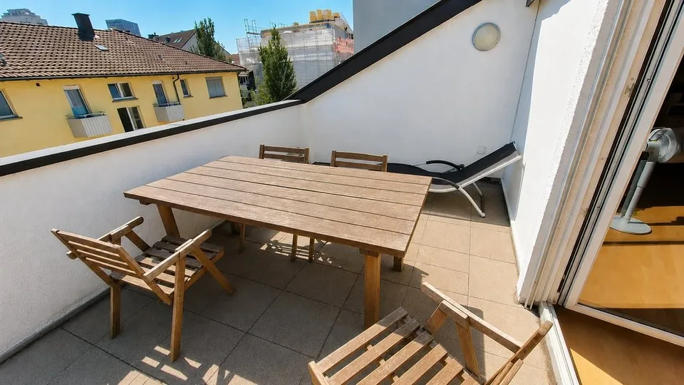 Zentrale 2.5-Zimmer-Dachwohnung in Zürich-Oerlikon zu vermieten