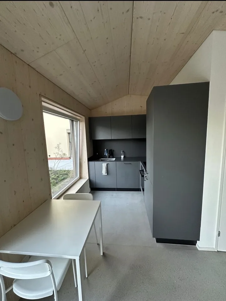 Schönes 1 Zimmer Studio mit Dachterasse mitten in Enge!