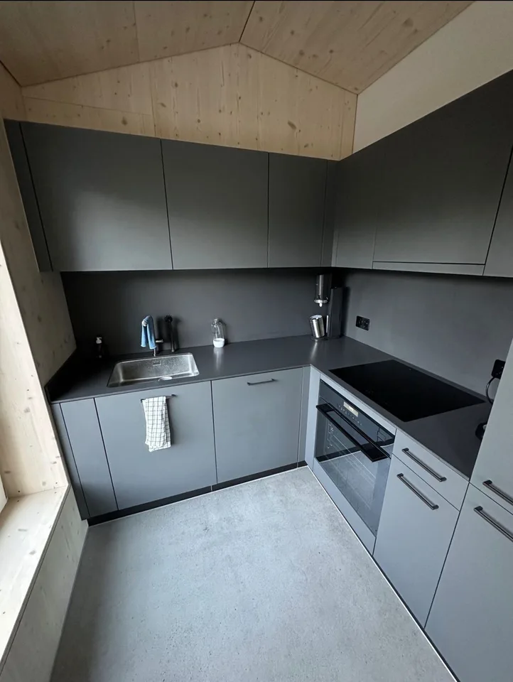Schönes 1 Zimmer Studio mit Dachterasse mitten in Enge!