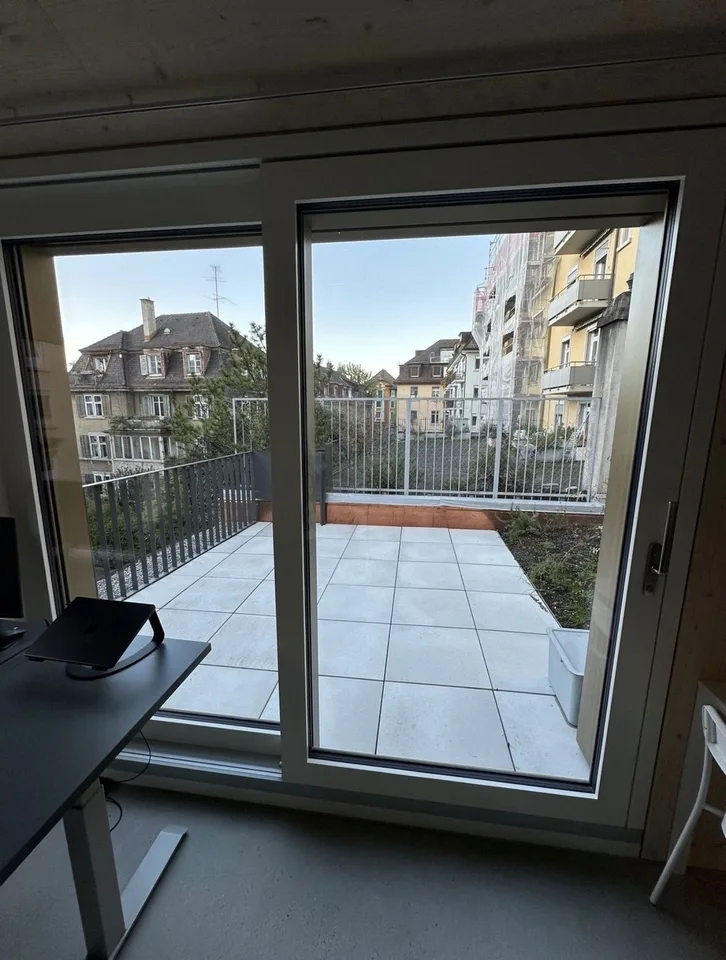 Schönes 1 Zimmer Studio mit Dachterasse mitten in Enge!