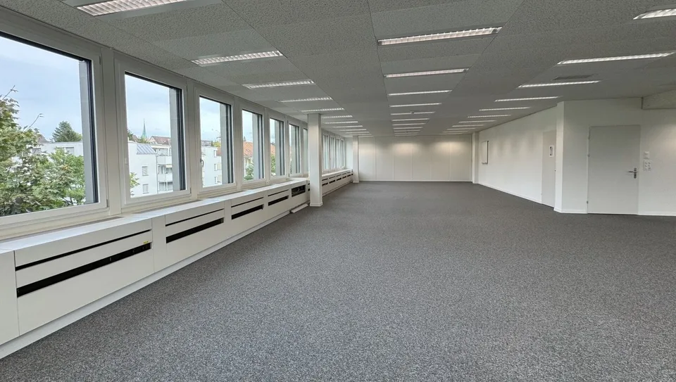 Inspirierendes Büro mit Sicht ins Grüne