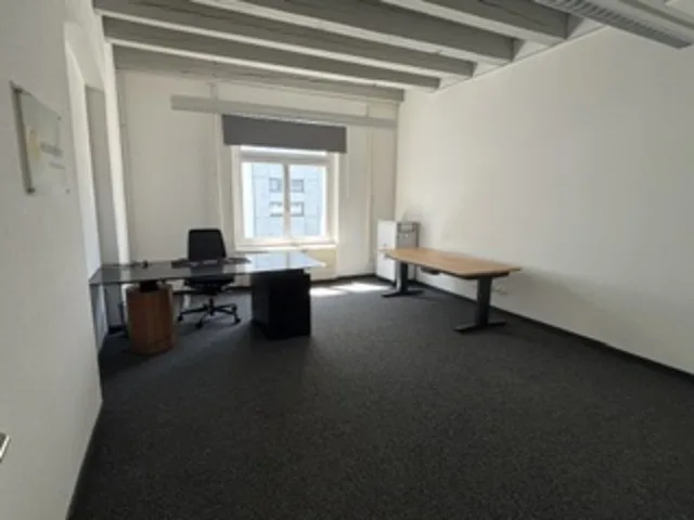 Room 25m² in office opposite Baar station