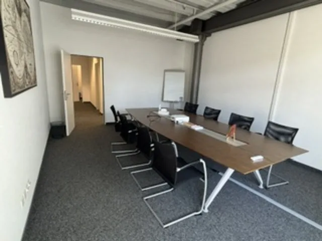 Room 25m² in office opposite Baar station