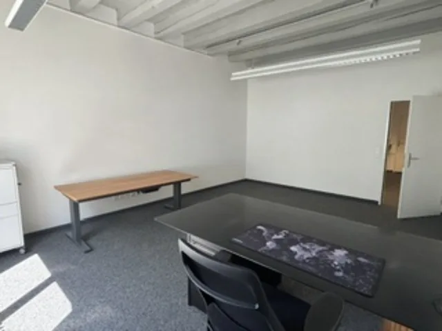 Room 25m² in office opposite Baar station
