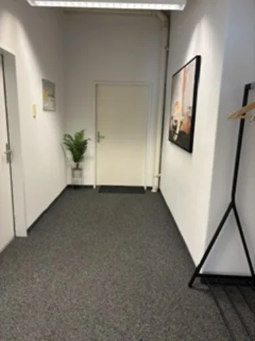 Room 25m² in office opposite Baar station