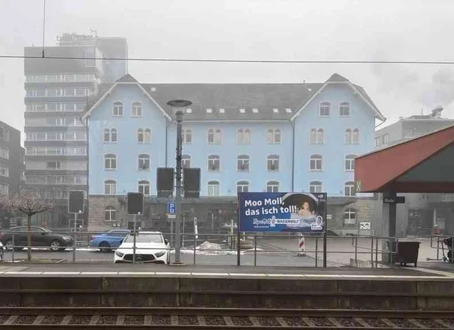 Room 25m² in office opposite Baar station