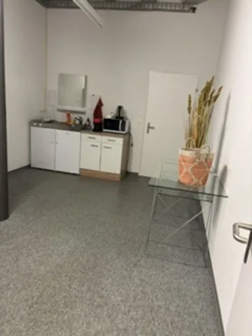 Room 25m² in office opposite Baar station