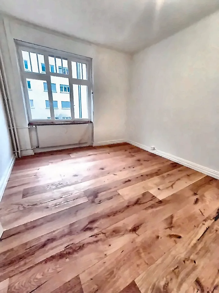 Neu saniert: helle 2.5-Zimmer-Wohnung mit Balkon zum grünen Innenhof