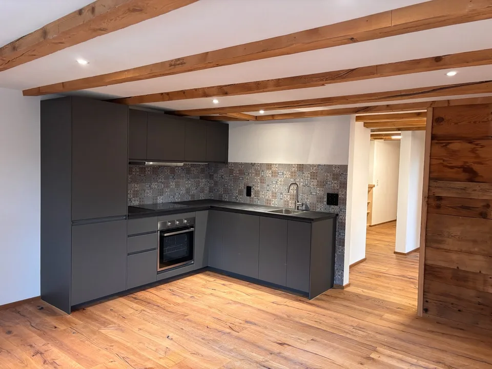 Frisch renovierte 4½-Zimmer-Wohnung mit Hauscharakter und Garten in Trun (Campliun)