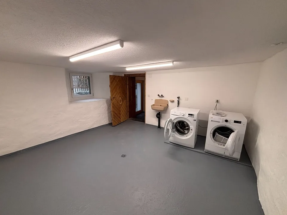 Frisch renovierte 4½-Zimmer-Wohnung mit Hauscharakter und Garten in Trun (Campliun)