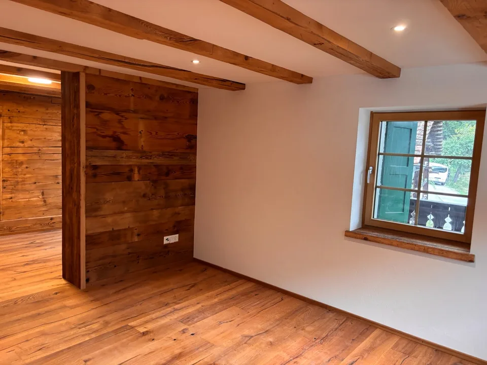 Frisch renovierte 4½-Zimmer-Wohnung mit Hauscharakter und Garten in Trun (Campliun)