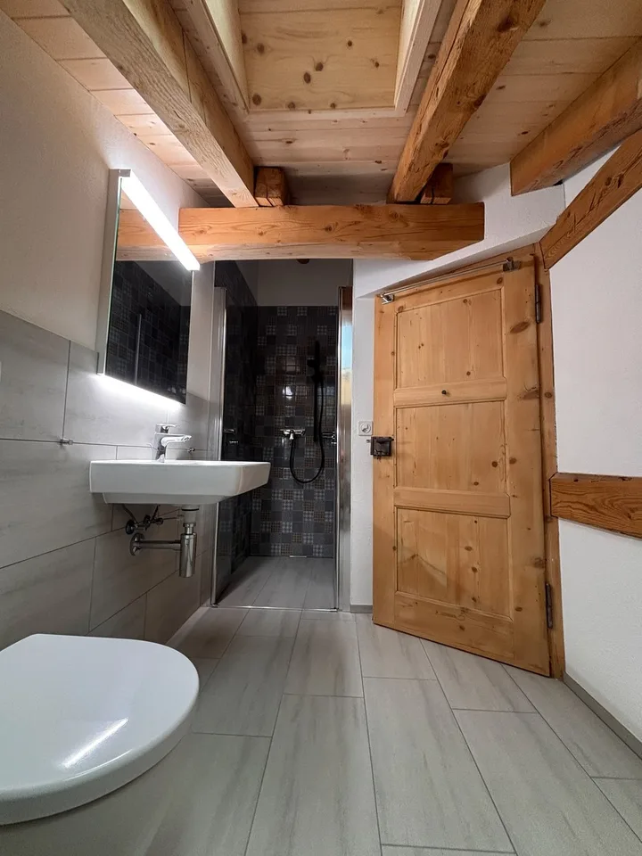 Frisch renovierte 4½-Zimmer-Wohnung mit Hauscharakter und Garten in Trun (Campliun)