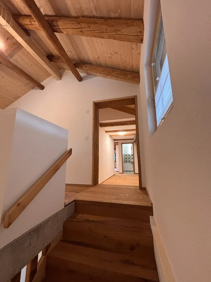 Frisch renovierte 4½-Zimmer-Wohnung mit Hauscharakter und Garten in Trun (Campliun)