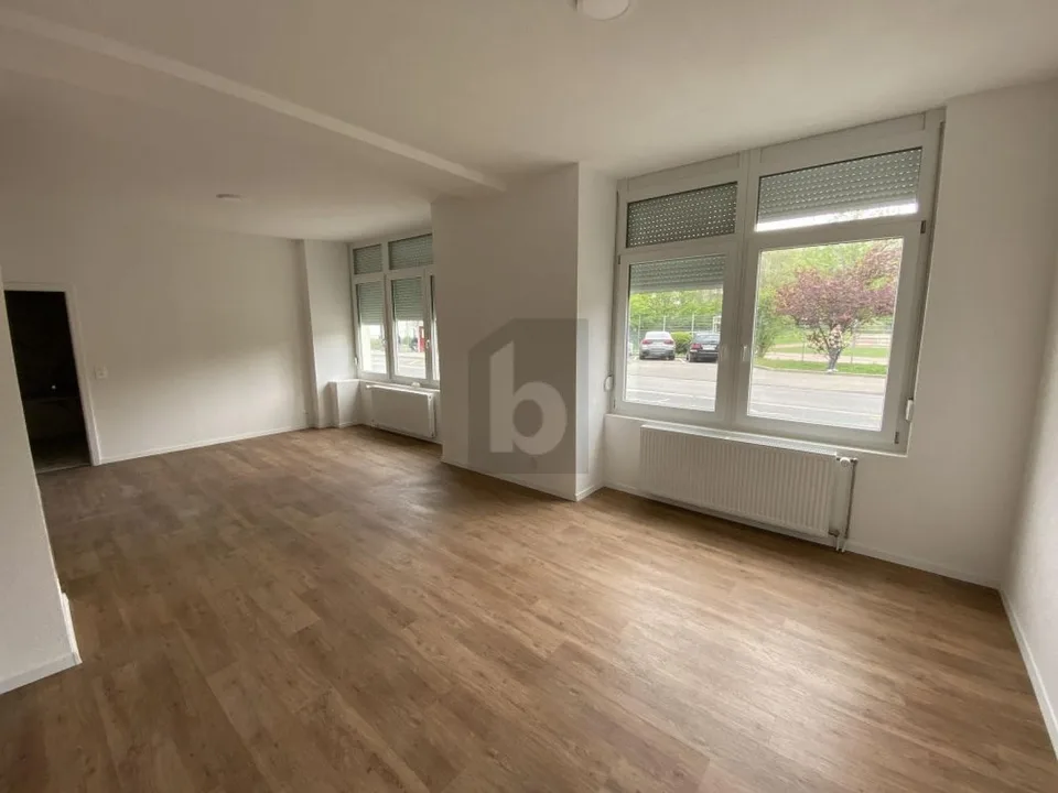 MAISON FAMILIALE À RENTABILITÉ ÉLEVÉE DANS UN EMPLACEMENT DE PREMIER PLAN – photo 2 sur 12