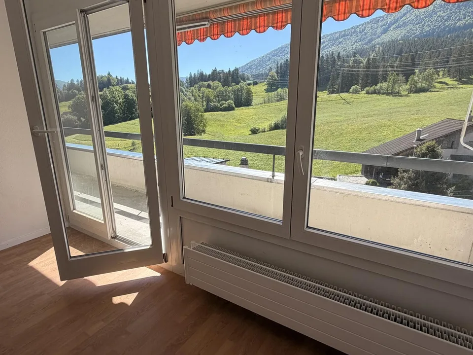 Charmant appartement de 4,5 pièces fraîchement rénové avec balcon à Bévilard