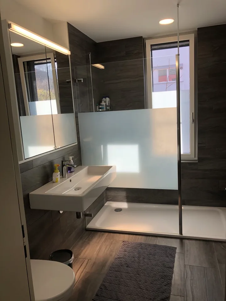 Hochwertige 3.5-Zimmer-Gartenwohnung mit grosszügigem Privatgarten.