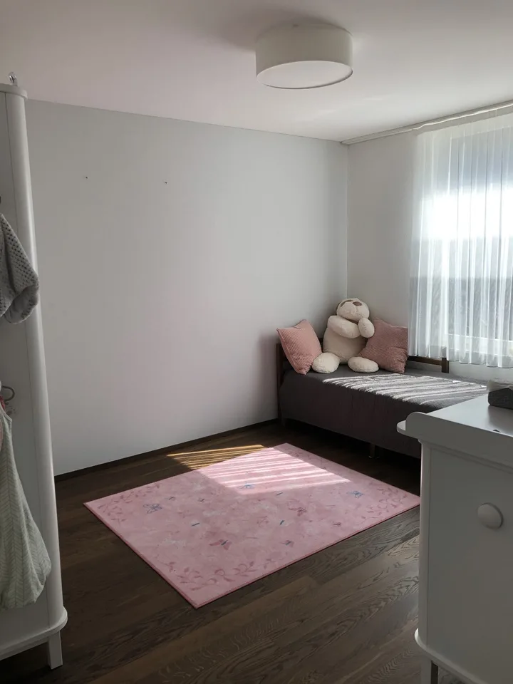 Hochwertige 3.5-Zimmer-Gartenwohnung mit grosszügigem Privatgarten.