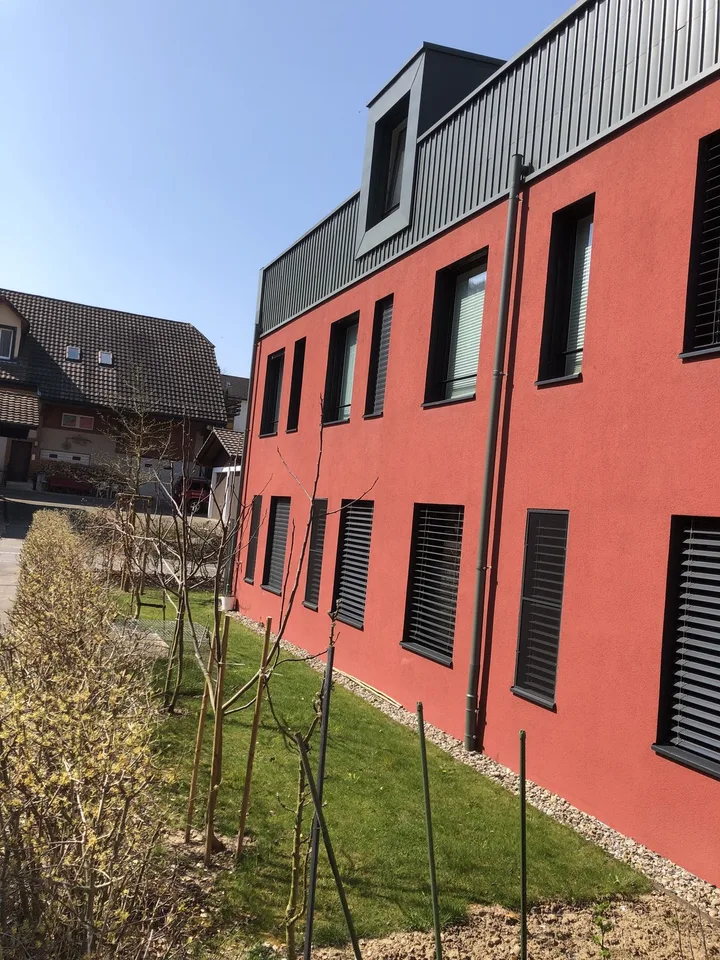 Hochwertige 3.5-Zimmer-Gartenwohnung mit grosszügigem Privatgarten.