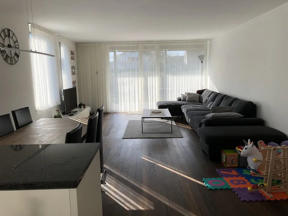 Hochwertige 3.5-Zimmer-Gartenwohnung mit grosszügigem Privatgarten.