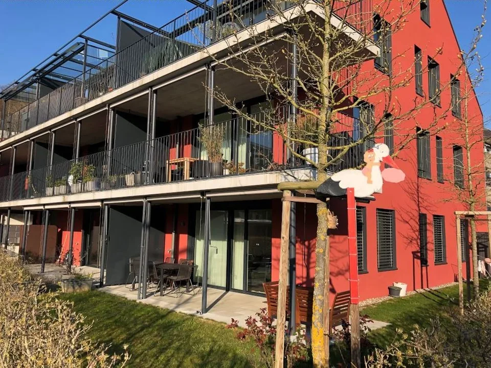 Hochwertige 3.5-Zimmer-Gartenwohnung mit grosszügigem Privatgarten.