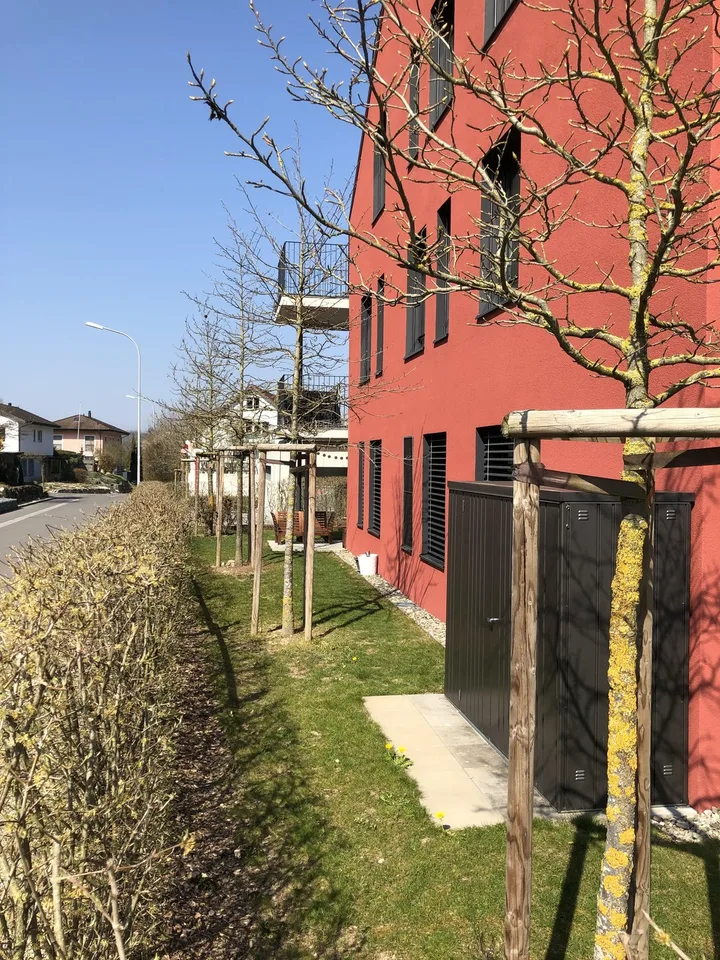 Hochwertige 3.5-Zimmer-Gartenwohnung mit grosszügigem Privatgarten.