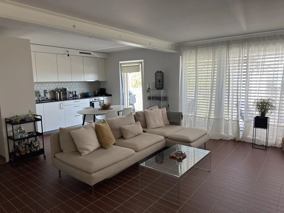 Appartement de 3,5 pièces avec vue sur le lac, rénové à neuf en 2024