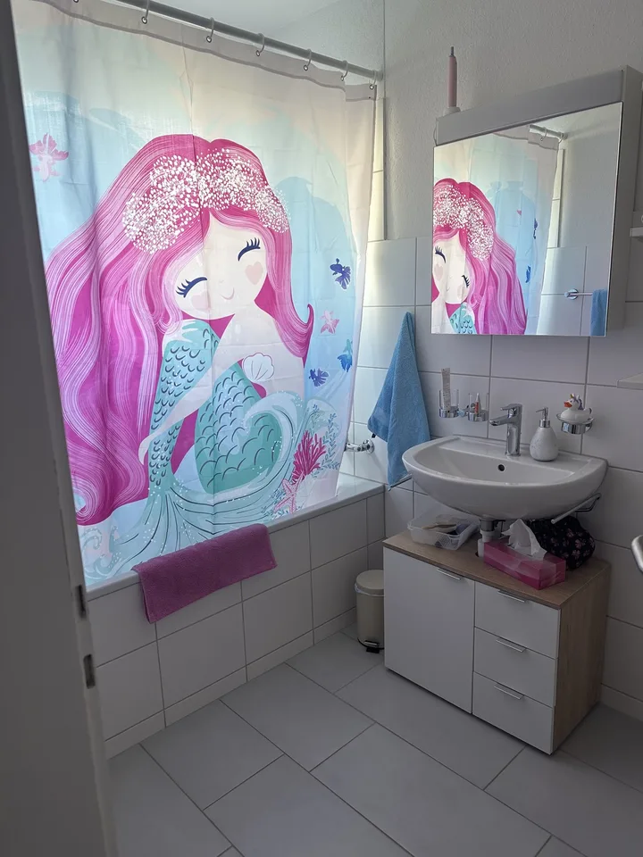 Bright, spacious 3-room apartment near the train station
