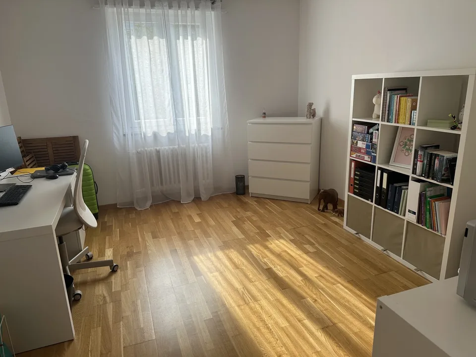 Bright, spacious 3-room apartment near the train station