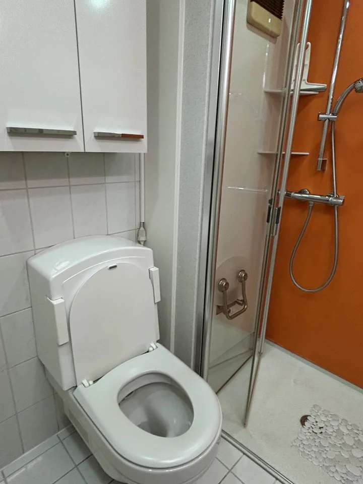 Attraktive möblierte 3,5 Zi-Wohnung mit Einzelgarage und Riesenbalkon (17 m2)