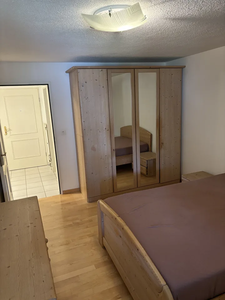 Attraktive möblierte 3,5 Zi-Wohnung mit Einzelgarage und Riesenbalkon (17 m2)