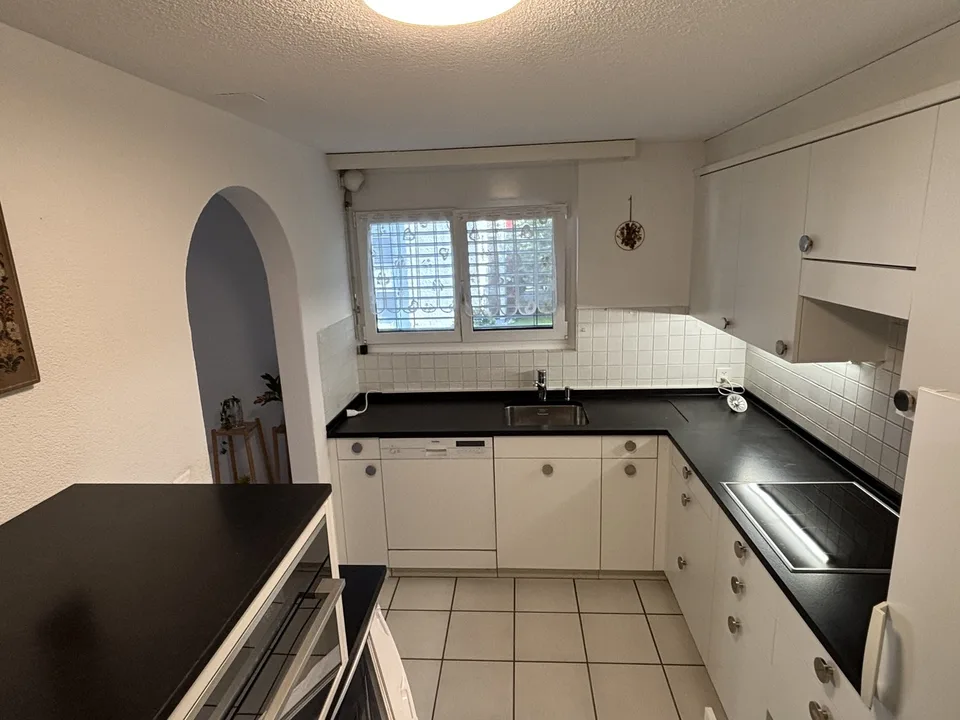 Attraktive möblierte 3,5 Zi-Wohnung mit Einzelgarage und Riesenbalkon (17 m2)