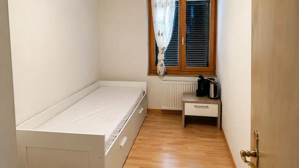 Furnished Room with Stunning Lake & Mountain Views – Quiet Location