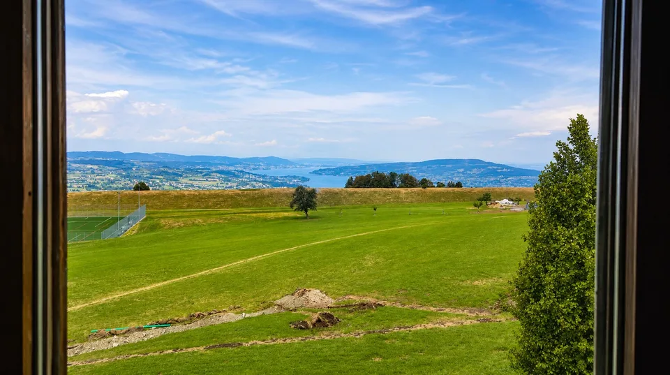 Furnished Room with Stunning Lake & Mountain Views – Quiet Location