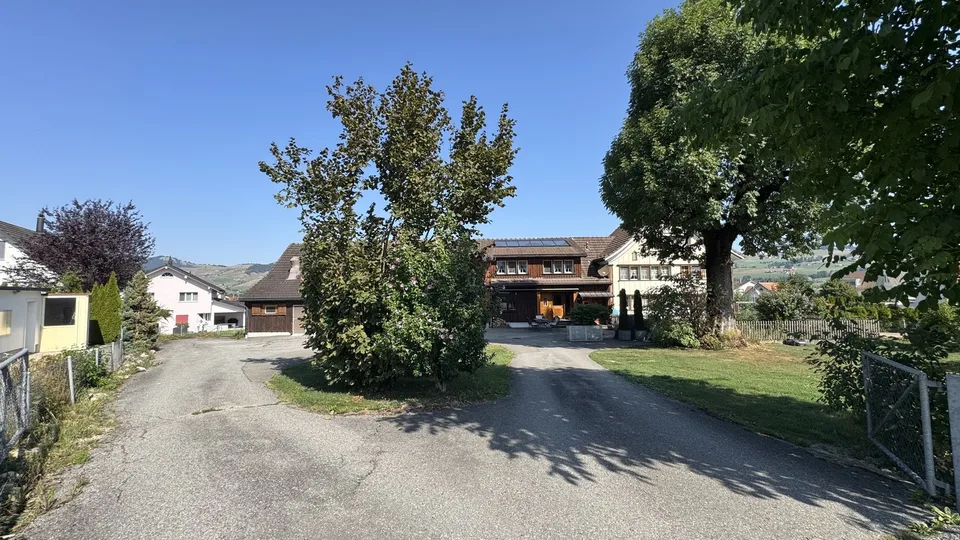 Neu renovierte, möblierte 2.5 Zimmer Wohnung