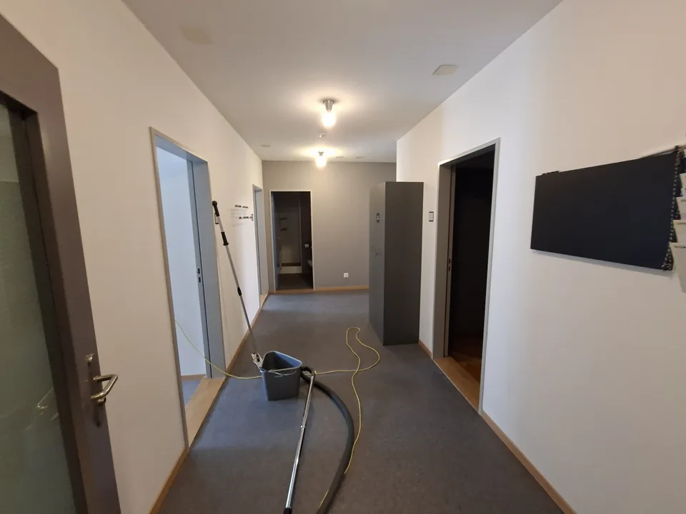Grosses WG-Zimmer mit eigenem Lavabo in einem Studierendenhaus an einer sehr zentralen Lage