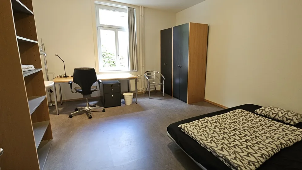 Grosses WG-Zimmer mit eigenem Lavabo in einem Studierendenhaus an einer sehr zentralen Lage