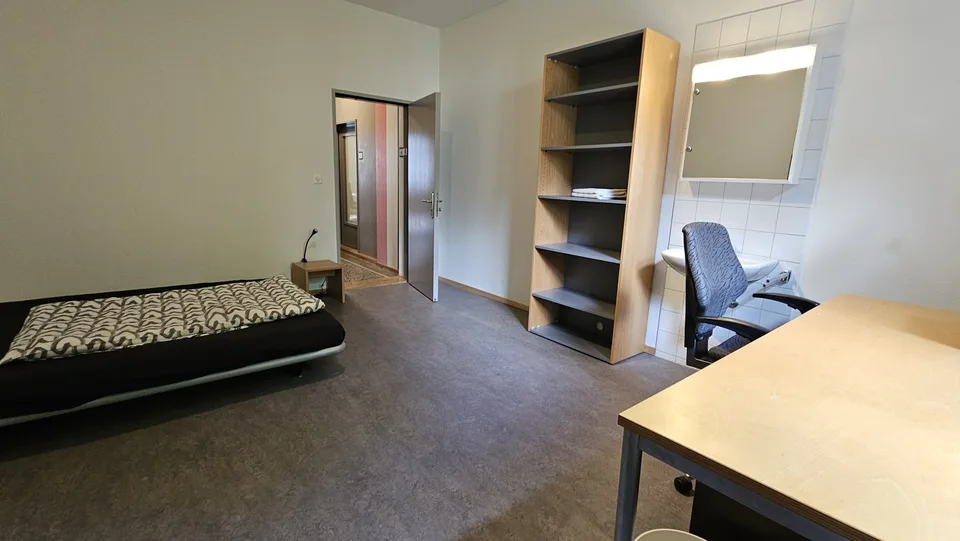 Grosses WG-Zimmer mit eigenem Lavabo in einem Studierendenhaus an einer sehr zentralen Lage