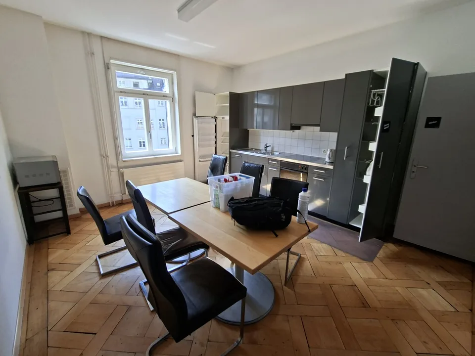Grosses WG-Zimmer mit eigenem Lavabo in einem Studierendenhaus an einer sehr zentralen Lage