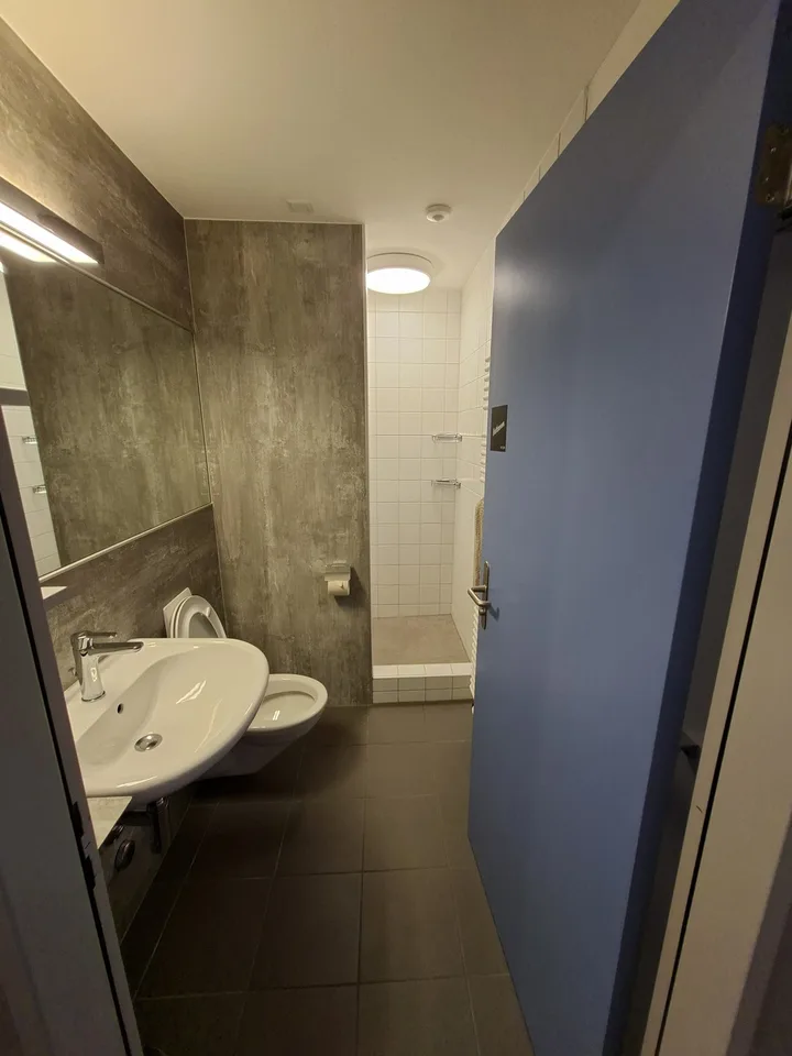 Grosses WG-Zimmer mit eigenem Lavabo in einem Studierendenhaus an einer sehr zentralen Lage