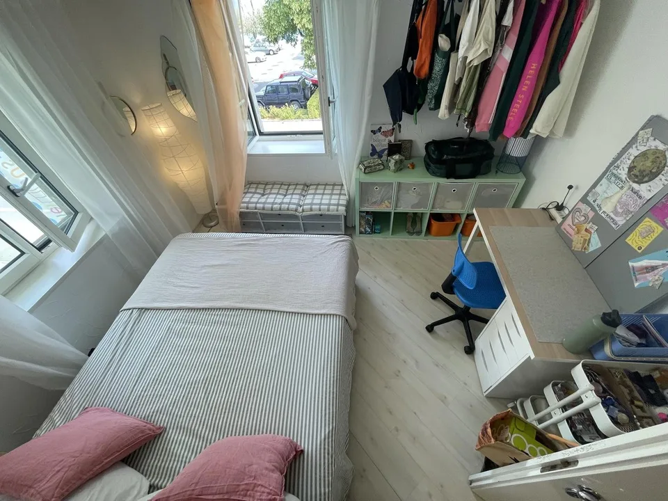 Praktisches gemütliches Schlafzimmer mit Park- und Seeblick
